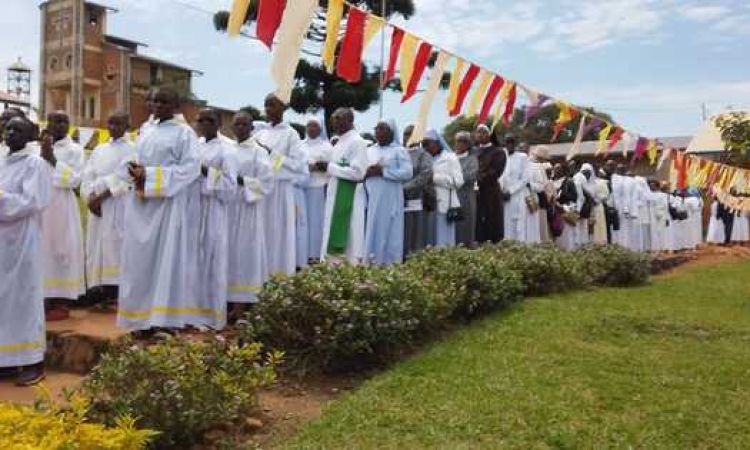 RUTANA : JOURNEE DES CONSACRES : TEL UN VASE AUX FLEURS MUTICOLORES